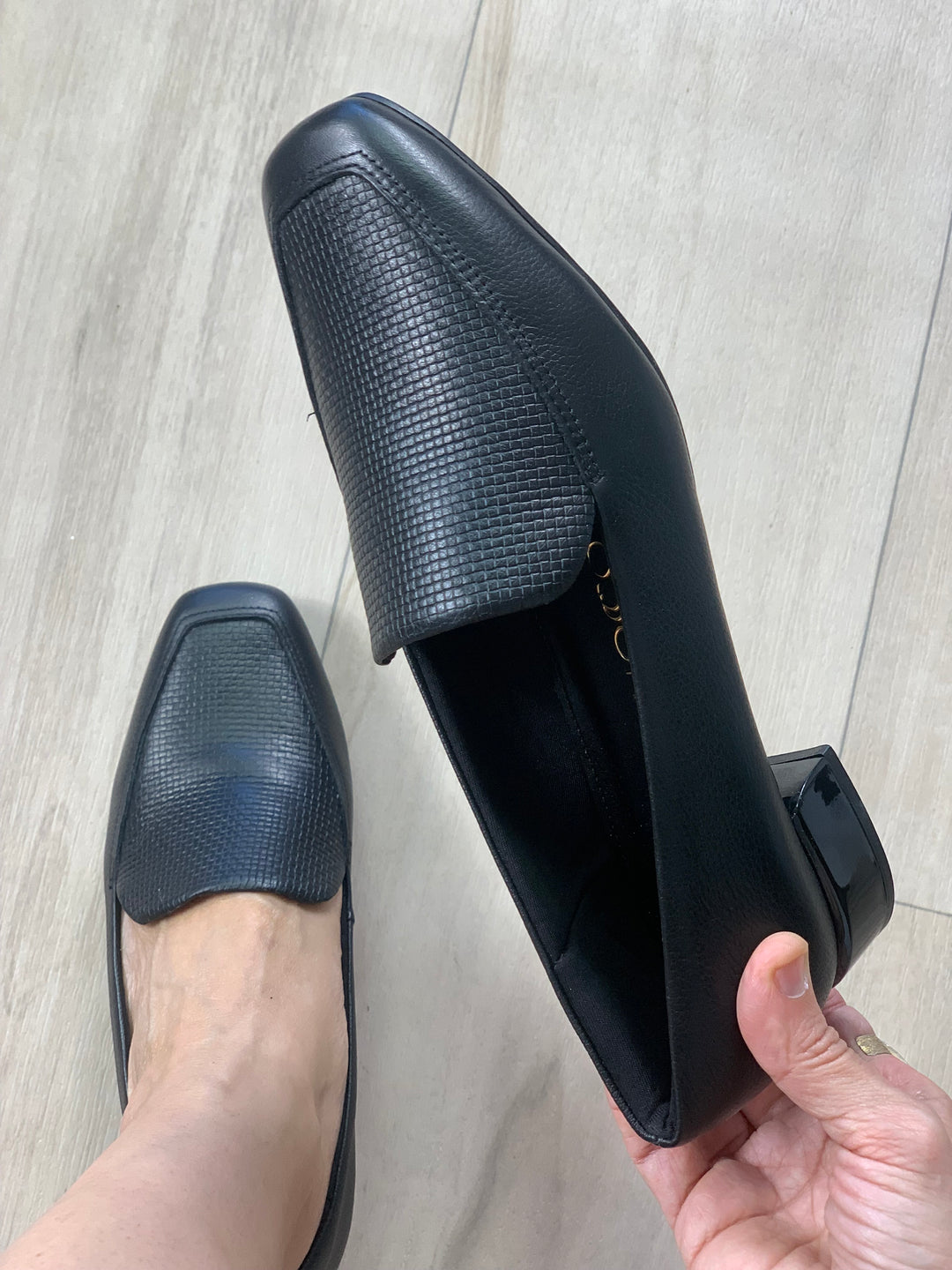 Tchocco Preto Textured Flats