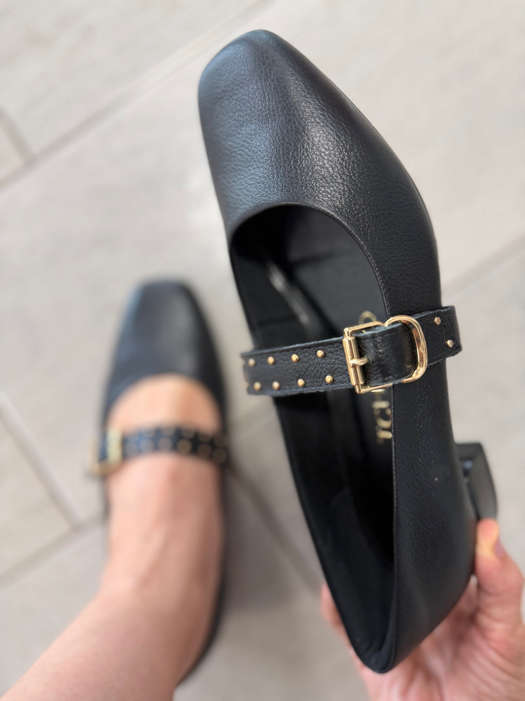 Tchocco Preto Buckle Flats