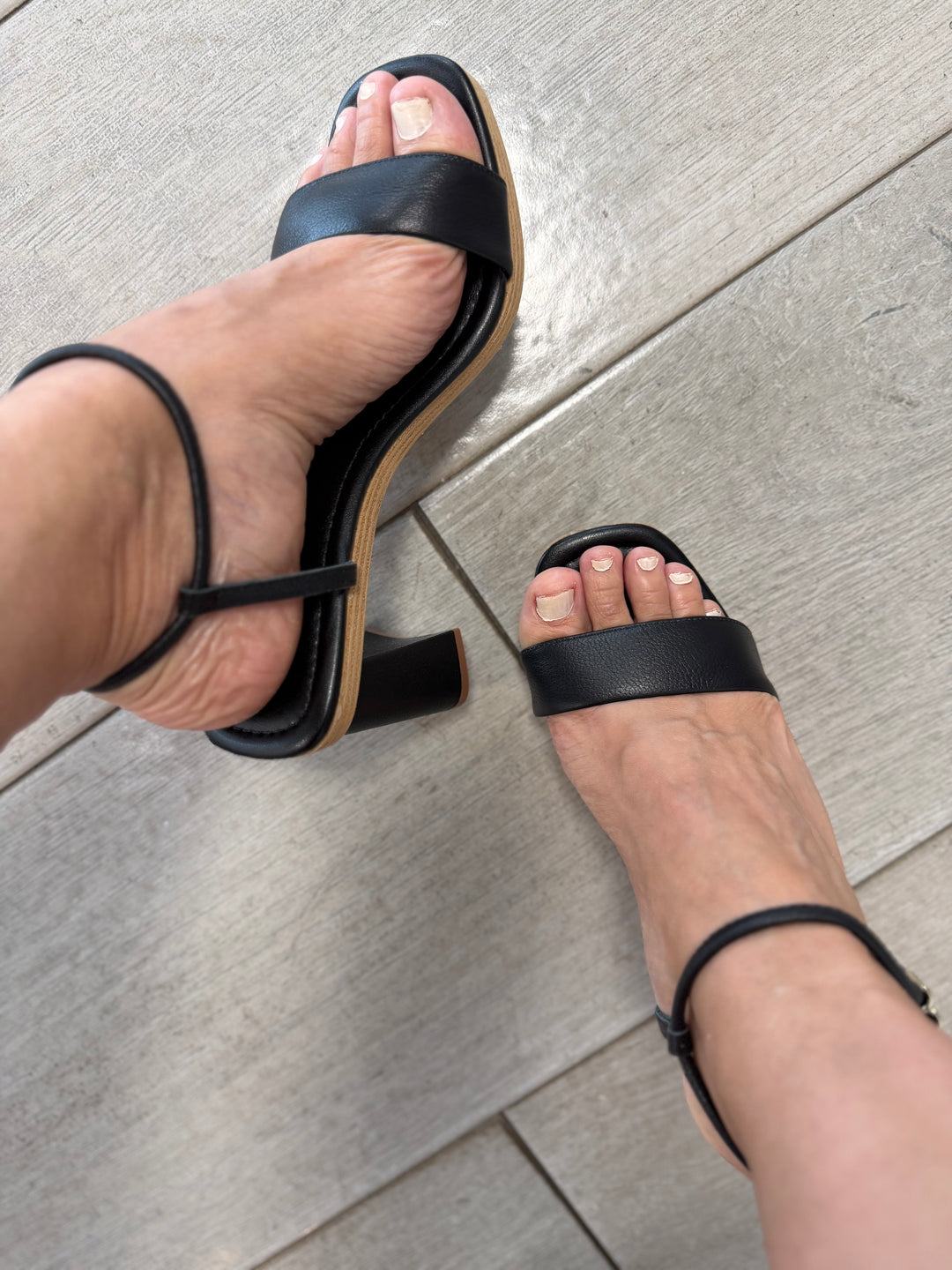 Tchocco Preto Elegant Block Heels Sandals