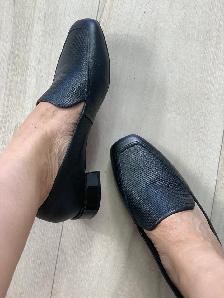 Tchocco Preto Textured Flats