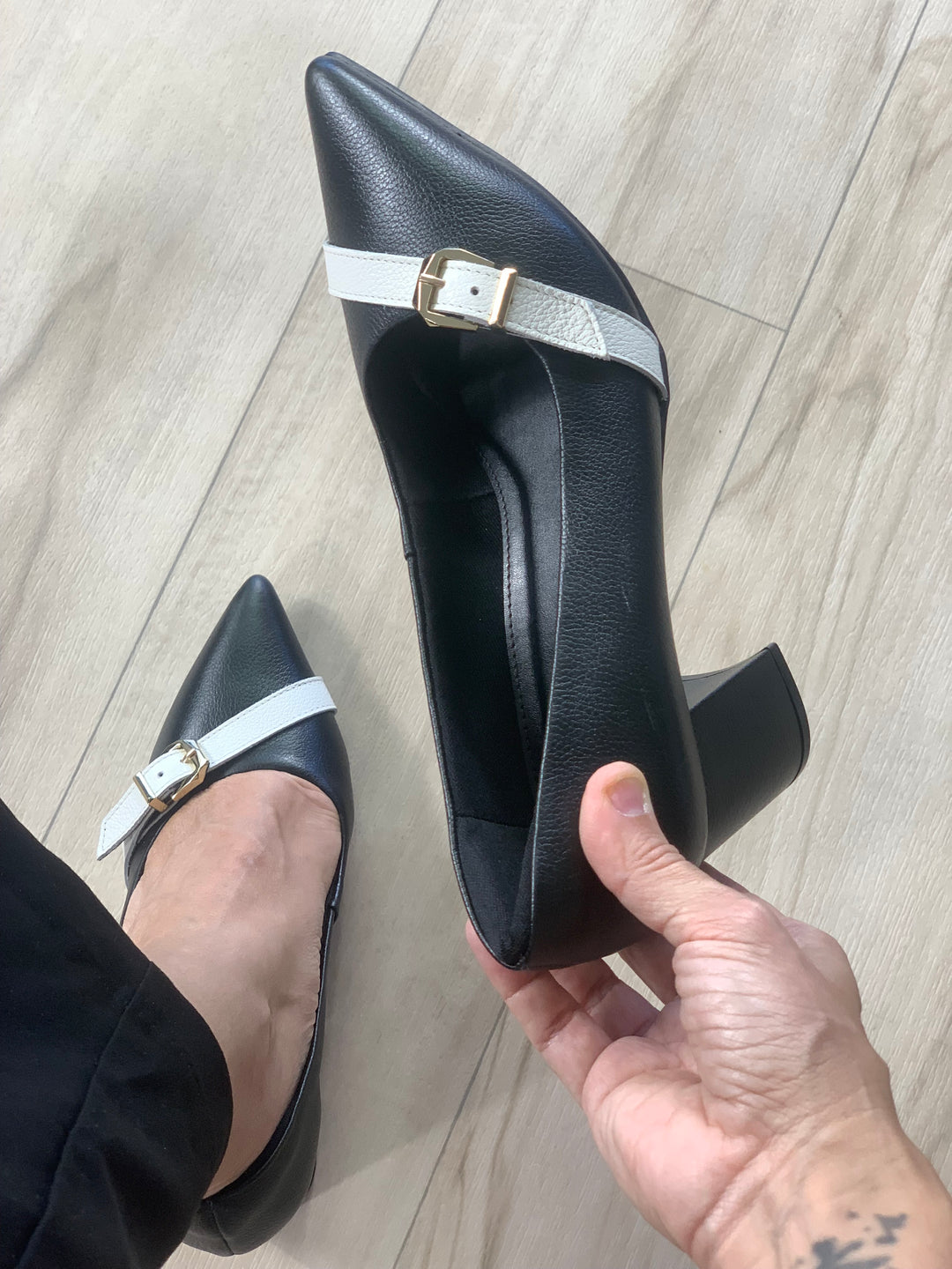 Tchocco Preto/Pluma Buckle Block Heels