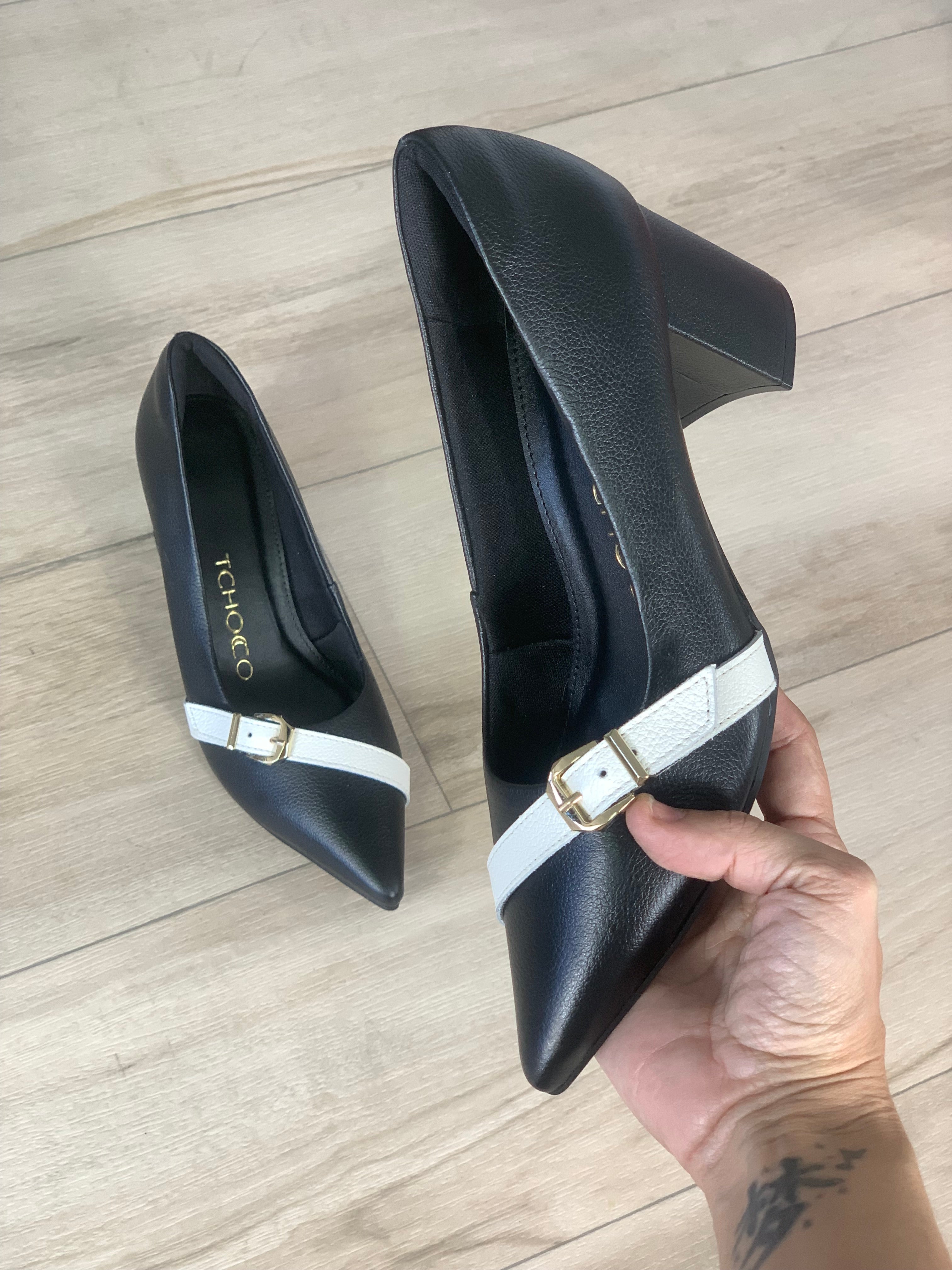 Tchocco Preto/Pluma Buckle Block Heels